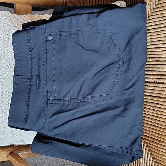 Wrangler athletic style black shorts, size 42 - Picture 1 of 9